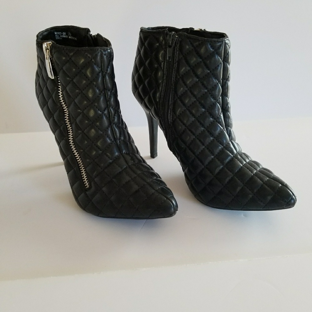 NWOT Quilted booties